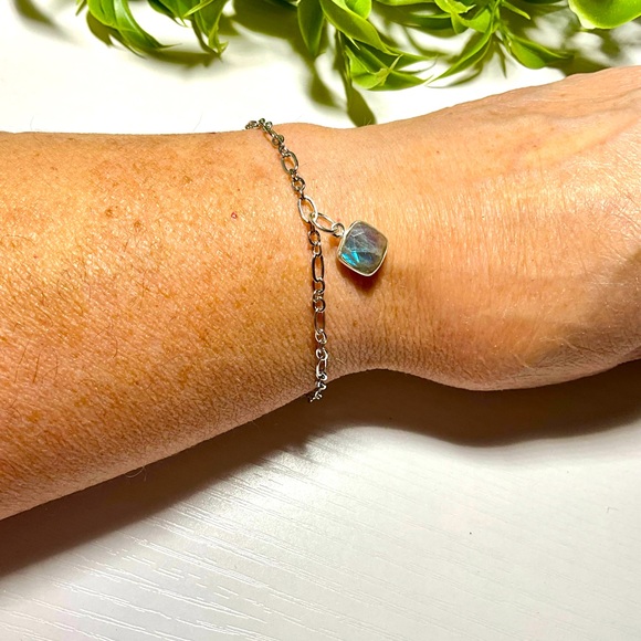 Artisan Crafted Bracelet with Cushion Cut Labradorite Gemstone Pen… - Picture 5 of 6